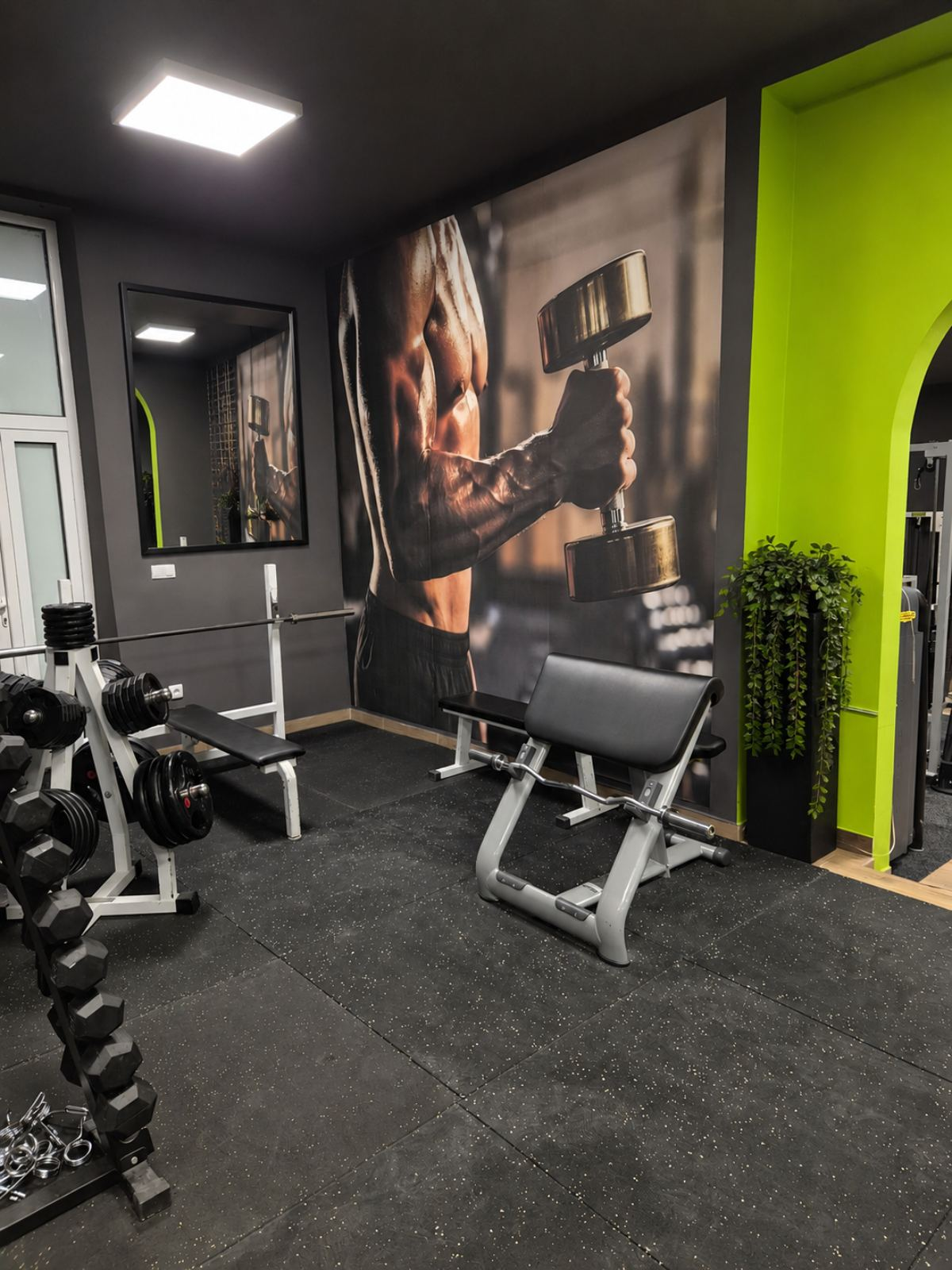 Sala sa klupama i šipkama za trening